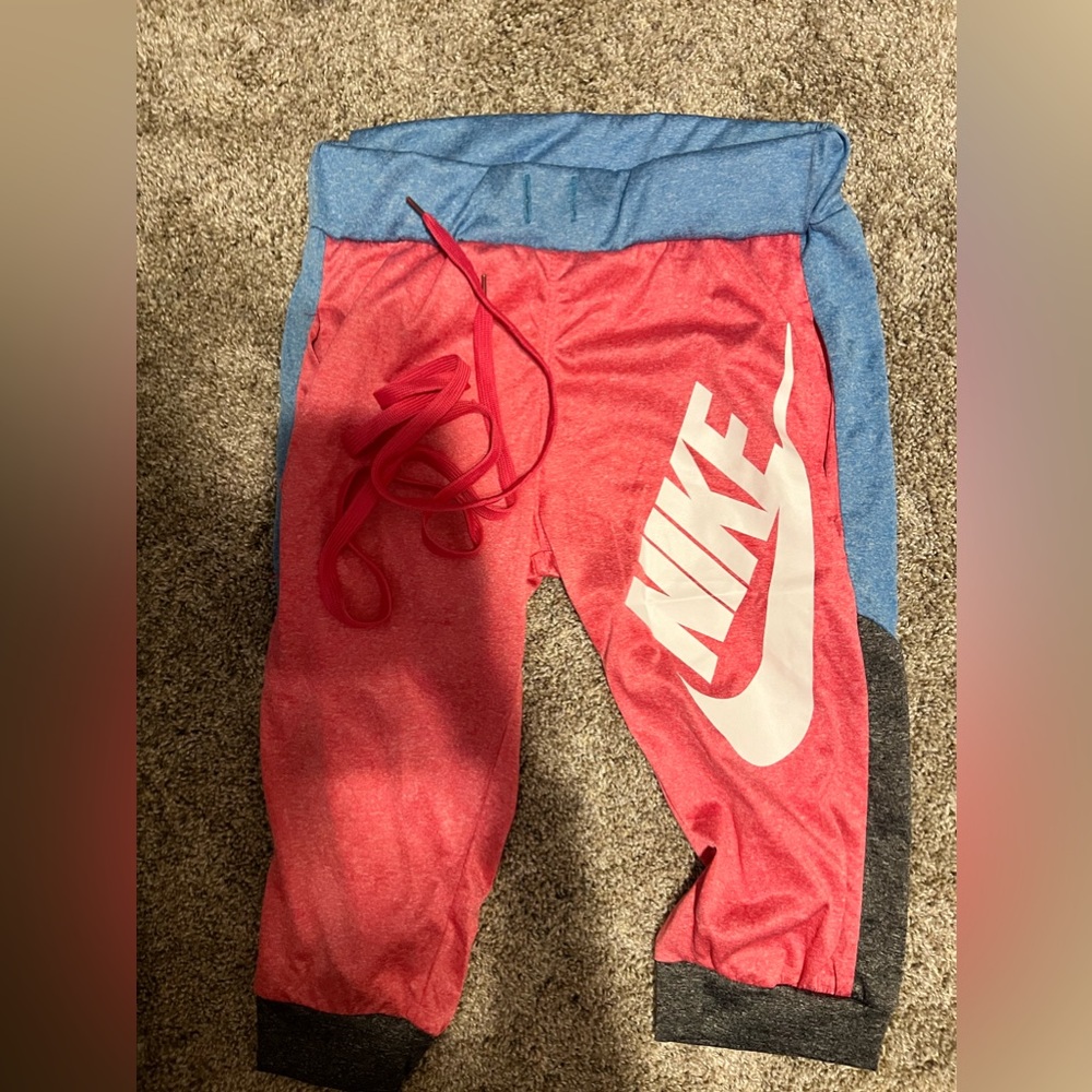 NIKE CAPRIS